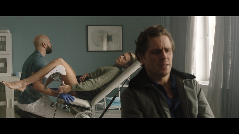 Peter (Sverrir Gudnason) och Clara (Josephine Bornebusch) i tv-serien "Älska mig" får tuffa besked när de gör en fertilitetsutredning.