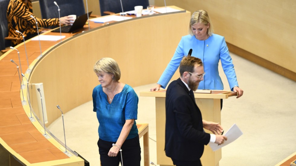 Finansminister Magdalena Andersson omsvärmades stundom av oppositionen vid måndagseftermiddagens riksdagsdebatt. Här byter Ulla Andersson (V) plats med Jacob Forssmed (KD). 