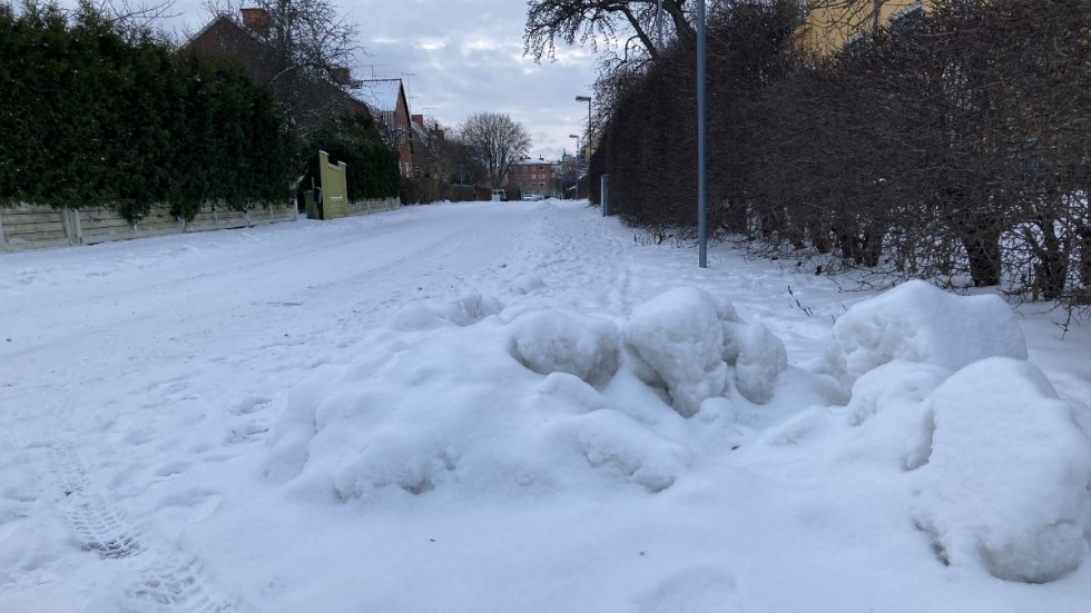 Min åsikt är att Eskilstuna kommunen ska sköta snöröjning av trottoarer. Skriver signatur"Johnny".