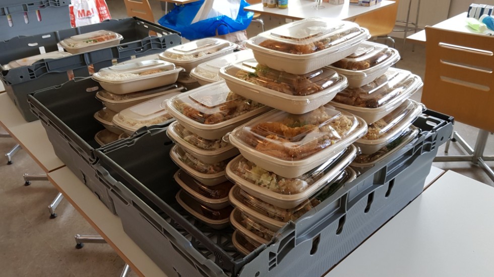 ”Vi kan inte förstå hur mat lagad i Umeå och sen transporterad i enskilt förpackade plastlådor kan anses vara miljövänligt eller säkert vid kris.” (Arkivbild)