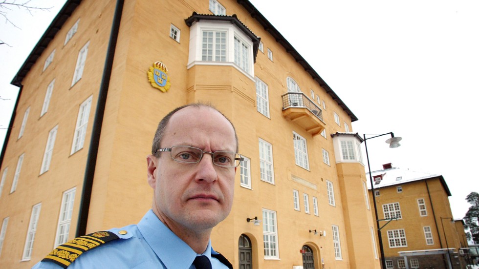 Här ser vi Mats Löfving som ganska nyutnämnd länspolismästare i Östergötland 2005. 