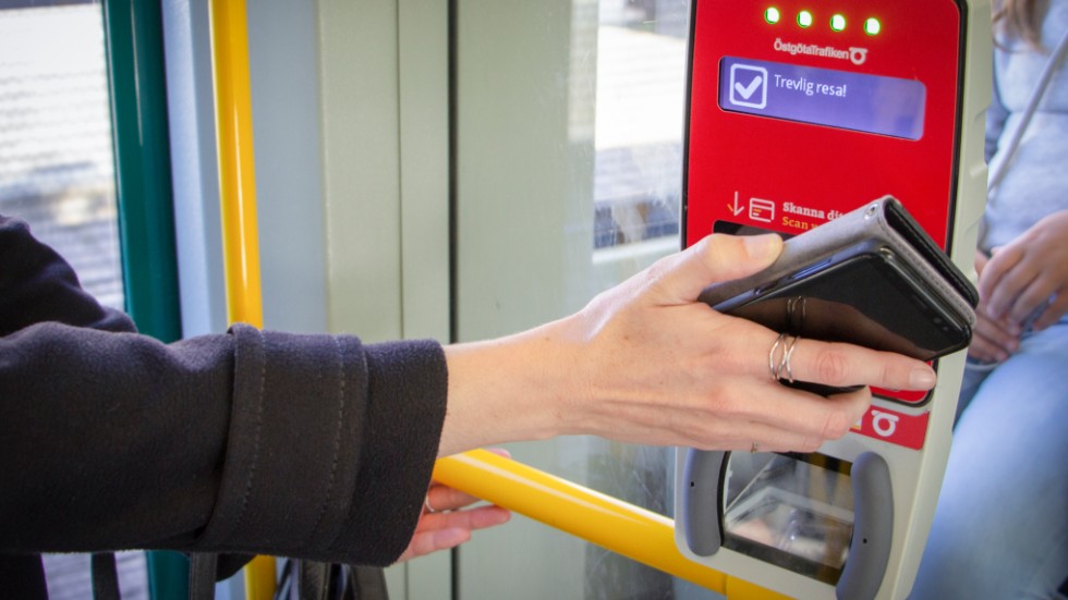 Den andre satte upp mobilen mot Östgötatrafikens app, men den visade på ”ogiltig biljett”! Då vinkar bara chauffören in dem i bussen, skriver en resenär.