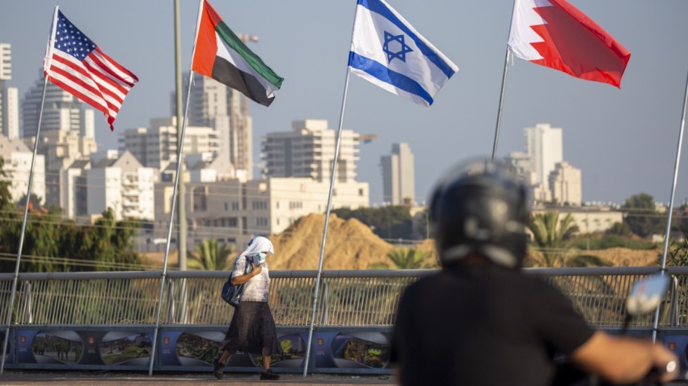 Den amerikanska, emiratiska, israeliska och bahrainska flaggan vajar i Israel inför den historiska fredsceremonin i Vita huset i USA.
