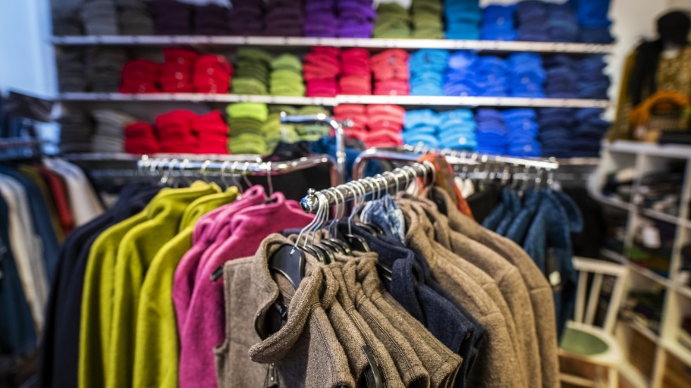 I november föll försäljningen i klädhandeln med nästan 30 procent. Tiotusentals arbetstillfällen inom handeln är hotade, skriver bland andra Joline Göttfert, distriktsordförande för MUF i Västerbotten.