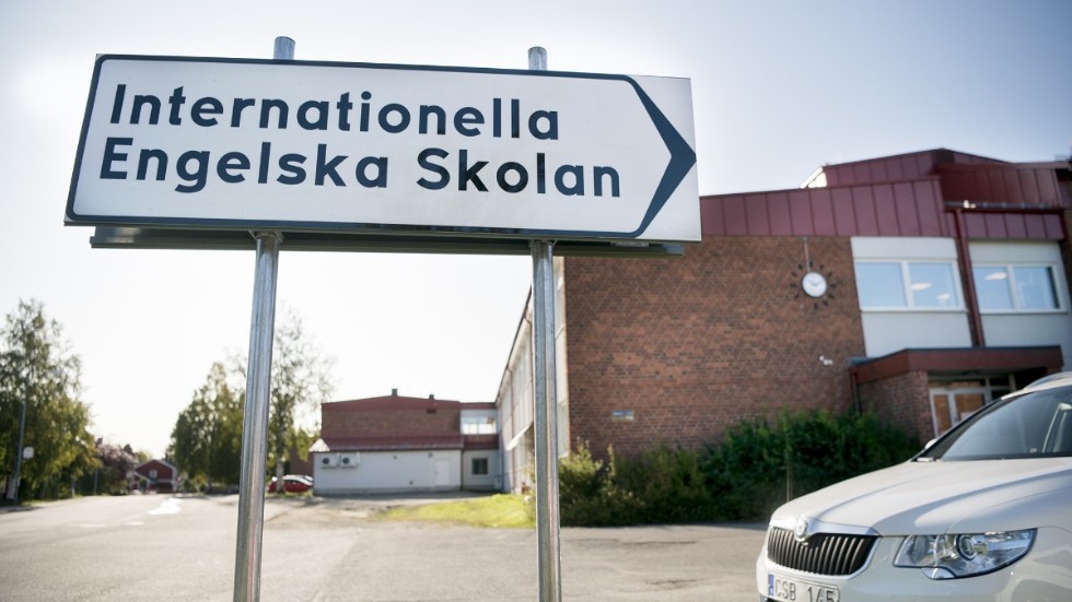 Skribenten tycker att Internationella Engelska skolan i Skellefteå ska redovisa sitt överskott. 