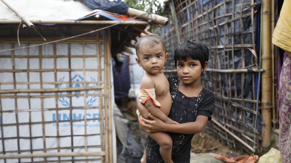 Två rohingyaflyktingar i det bangladeshiska flyktinglägret Cox Bazar, en grupp människor som är extra sårbara för pandemins ekonomiska effekter. Arkivbild.