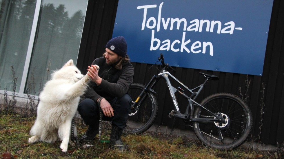 Med hunden Kudo vid sin sida förbereder sig Oscar Härnström för den första säsongen vid Tolvmannabacken och den nya Kisa MTB Park.
