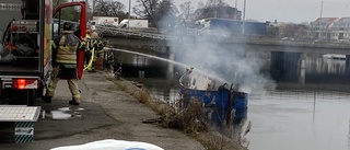 Båt förstördes i brand i hamnen