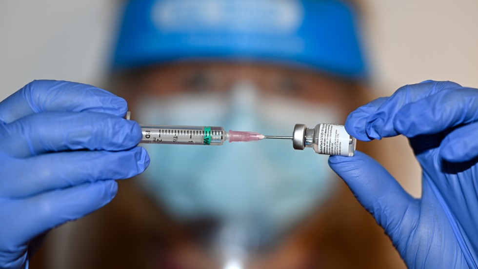Enligt Sveriges Radio finns det misstankar om vaccinationsfusk i minst nio regioner.