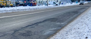 Här är skadorna på vägen genom Katrineholm du ska se upp för – ny asfalt väntar