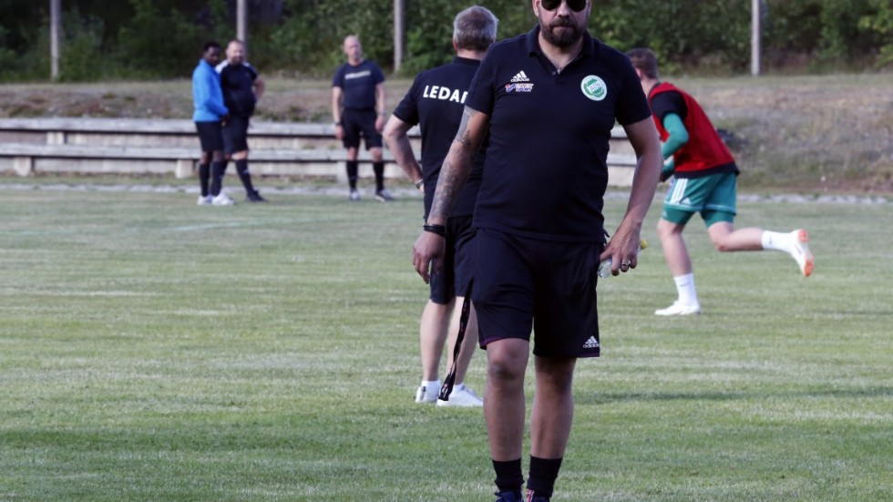 Västerviks Damfotbolls tränare Tobias Ring är positiv inför onsdagens seriepremiär i division 4.
