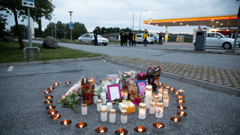 Blomor och ljus på platsen där en tolvårig flicka sköts vid en bensinmack i Norsborg i Botkyrka.
