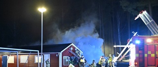 Byggnad brann vid idrottsplats – misstänks vara anlagd