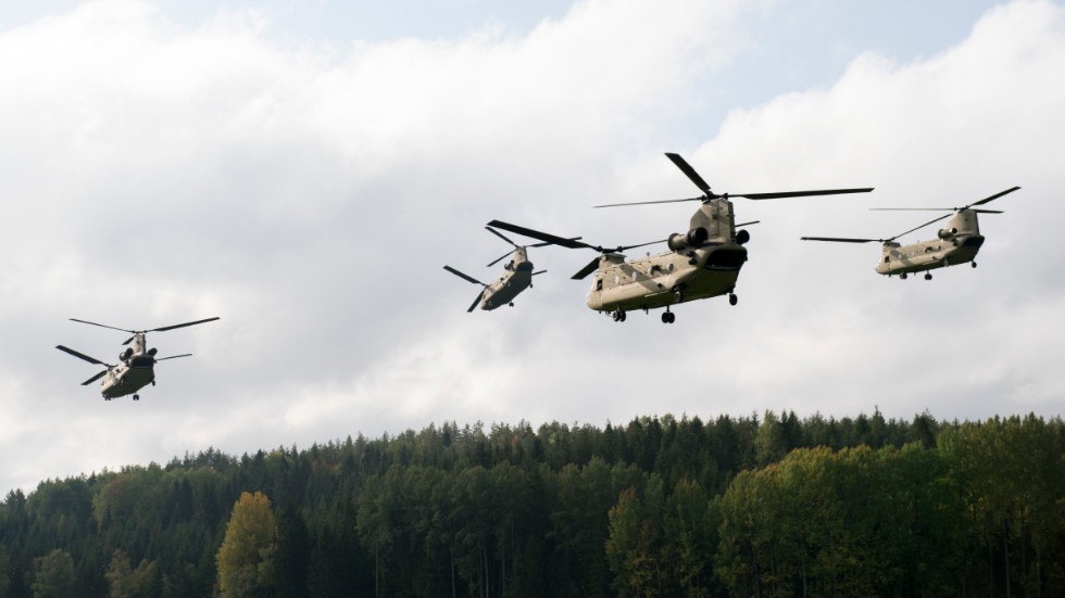 En viktig del i Sveriges och Finlands Nato-samverkan är att underlätta för USA och andra Nato-stater att skydda de baltiska länderna. På bilden USA-helikoptrar utanför Björkvik i övningen Aurora 2017.