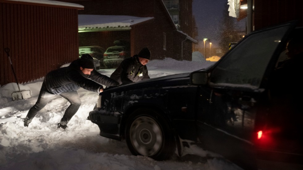 En bil har körde fast i snöovädret i Umeå på tisdagsmorgonen.