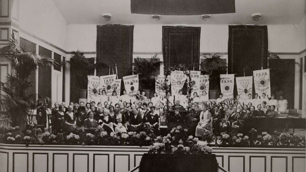 Äntligen kröntes striden med seger. Landsföreningen för kvinnans politiska rösträtt firar riksdagsvalet 1921 med Ellen Key i talarstolen.