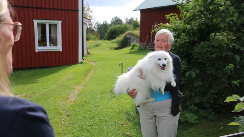 "Att något sådant kan hända här i lilla Äntsebo" säger Barbro Dahlgren, med hunden Putte i famnen, när Vimmerby Tidning hälsar på.