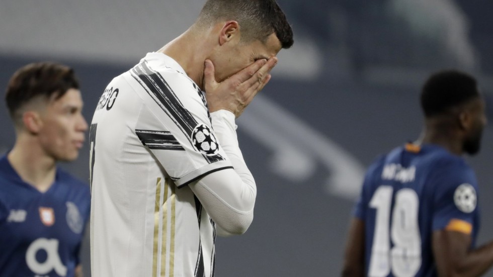 Cristiano Ronaldo grämer sig under Juventus fiasko mot Porto.