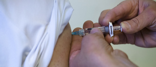 Vaccinbokningen stoppas tillfälligt för allmänheten