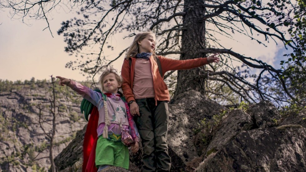 Systrarna Billie och Vega (Bille Østin och Vega Østin) måste möta sina rädslor och hämta hjälp när deras pappa skadar sig under en helg i den norska vildmarken.