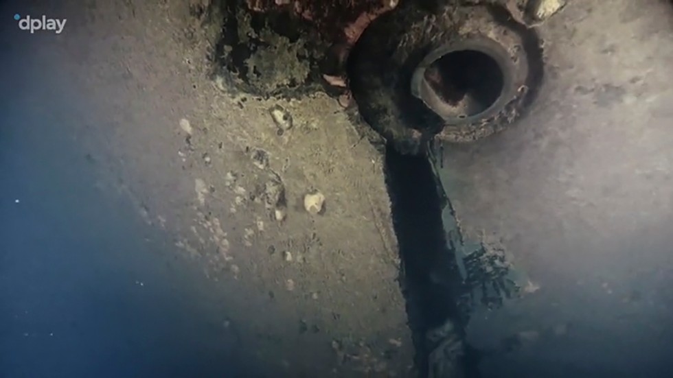 Filmteamets dykrobot hittade två tidigare okända hål i skrovet på Estonia. Ett av dem var cirka fyra meter långt. Bild ur dokumentären "Estonia – fyndet som förändrar allt".