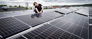 Fastighetsbolag installerar 224 solcellsmoduler på centralt tak – laddar fem miljoner mobiltelefoner
