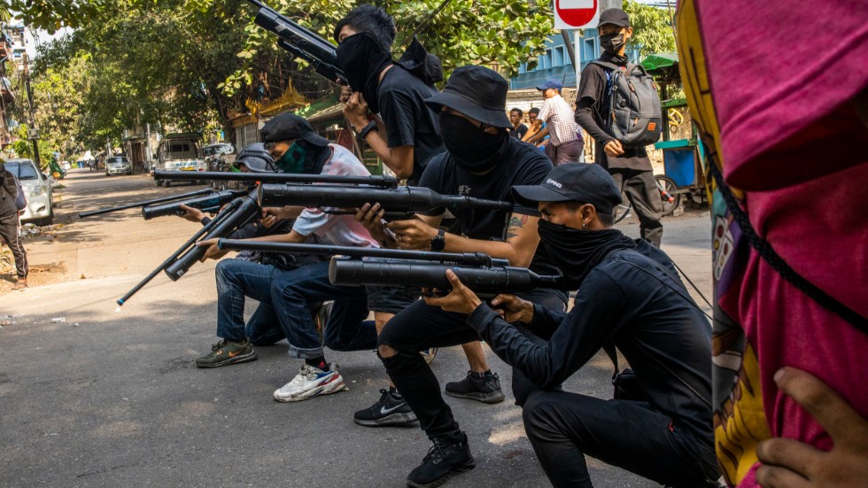 Demonstranter har på fler håll i Myanmar börjat beväpna sig för att visa sitt motstånd mot militärjuntan. På bilden syns demonstranter med hemgjorda vapen under en demonstration i Myanmars största stad Rangoon (Yangoon) i april till stöd för en civil, federal armé.
