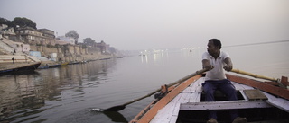 Spädbarn hittat i trälåda på Ganges