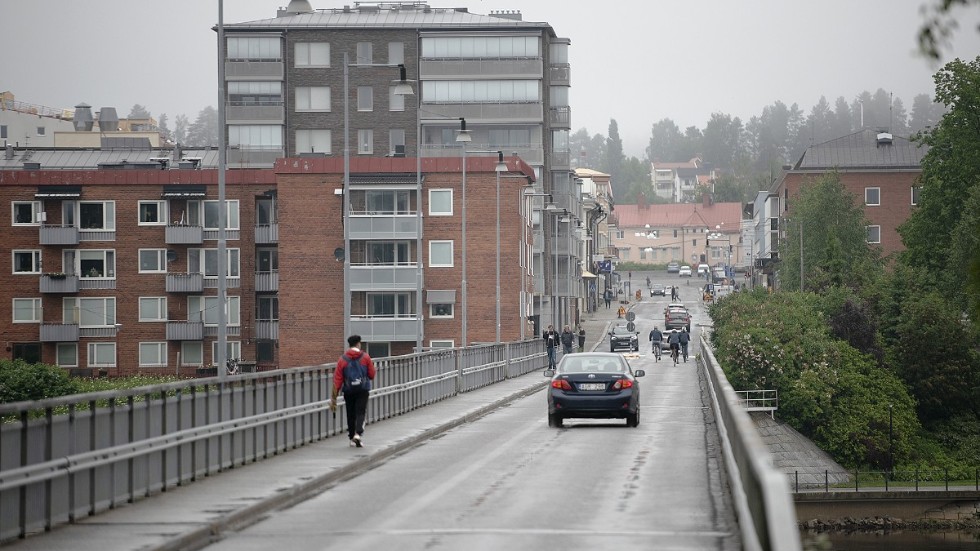 Att göra Parkbron körbar i två riktningar eller att bygga en tillfällig bro kan lösa brobroblematiken som just nu råder i Skellefteå, menar skribenten