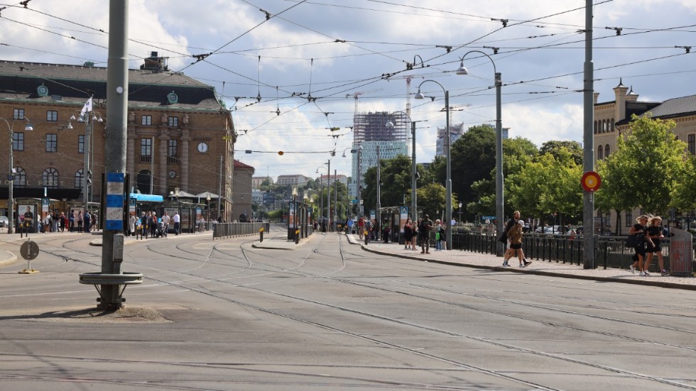 Drottningtorget nära centralstationen i Göteborg vid lunchtid på måndagen. Många spår, inga vagnar.