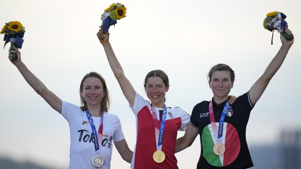 Anna Kiesenhofer, mitten, flankerad av Annemiek van Vleuten, vänster, och Elisa Longo Borghini.