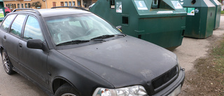 Gammal bil dumpad på återvinningsstationen • "Det ser för bedrövligt ut"