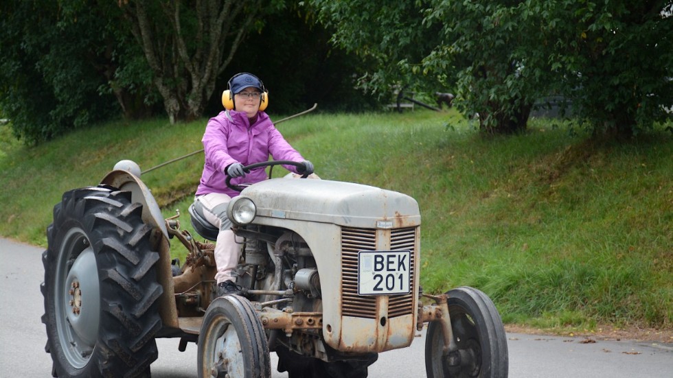 Mikaela Hall ger sig iväg på sin traktor. Slutmålet för utflykten är Lönneberga Hembygdspark.