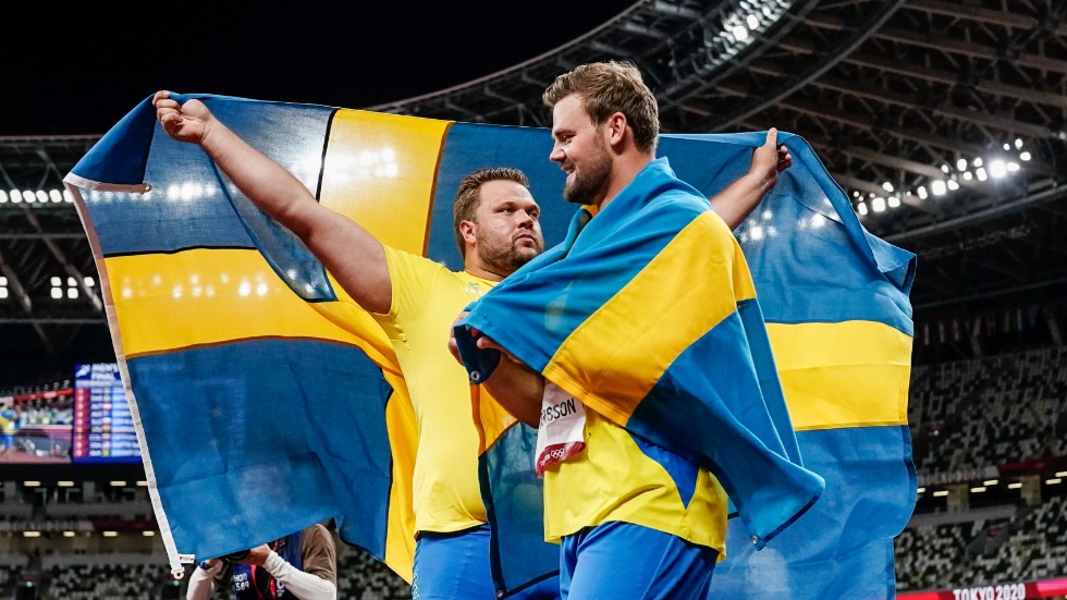 Daniel Ståhl och Simon Pettersson firar direkt efter guldet på Olympiastadion.