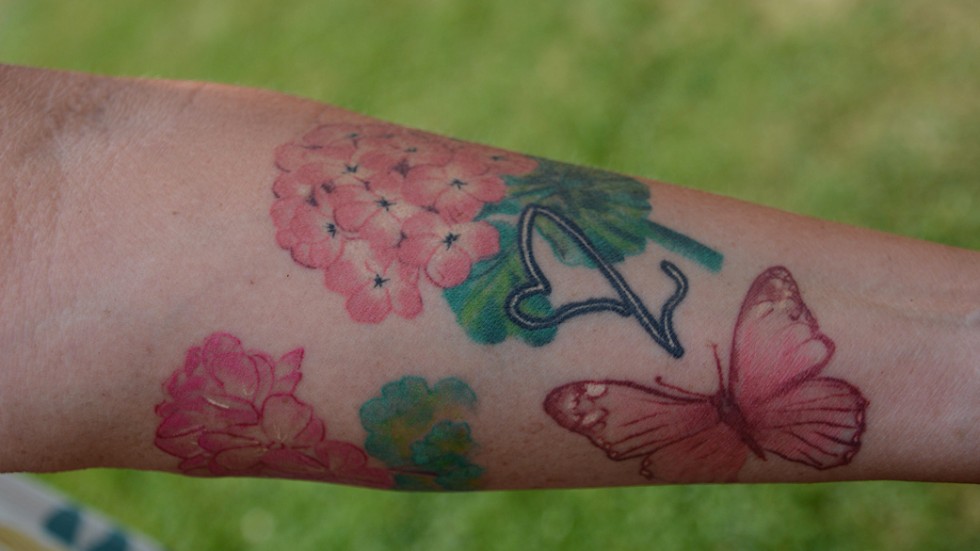 På underarmen har Mia Karlsson två pelargoner tatuerade. Det är favoriterna Mårbacka och grekisk jättepelargon.