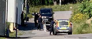 En anhållen efter väpnat rån mot butik på Skurholmen
