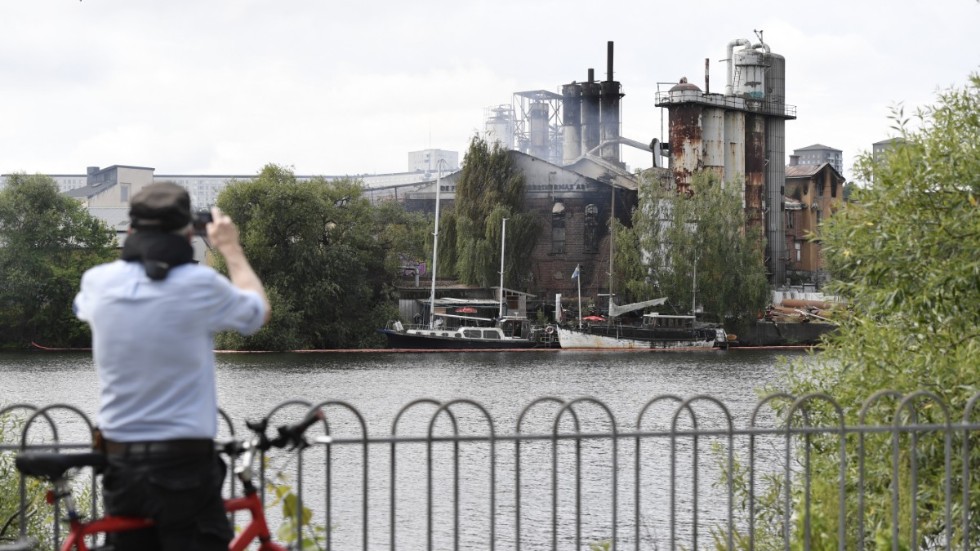 Eftersläckningsarbete pågick under lördagen efter den kraftiga branden i den gamla kolsyrefabriken vid Liljeholmen i södra Stockholm.