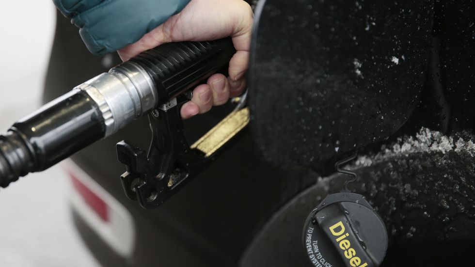 Regeringens förslag är att stegvis öka reduktionsplikten för bensin och diesel. Detta bäddar för en prischock för svenska bilister vid pump, skriver Martin Kinnunen (SD).