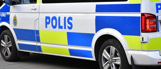 Sabotage mot polisbuss vid polishus