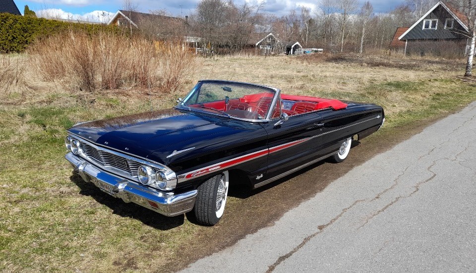  Bilen, en Ford Galaxie Cabriolet 1964, hämtades i Södra Vi men några pengar kom inte. 