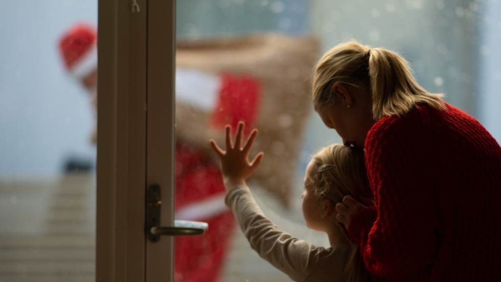 Julfirande. En verklighet som slår hårt mot redan ekonomiskt utsatta familjer.  (Personerna på bilden har inget med artikeln att göra.) 