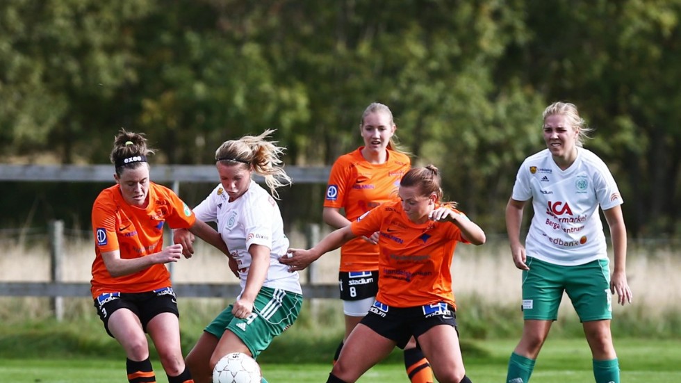 Färre spelar fotboll, men inte när det gäller tjejer. Östergötlands går mot strömmen i statistiken.
