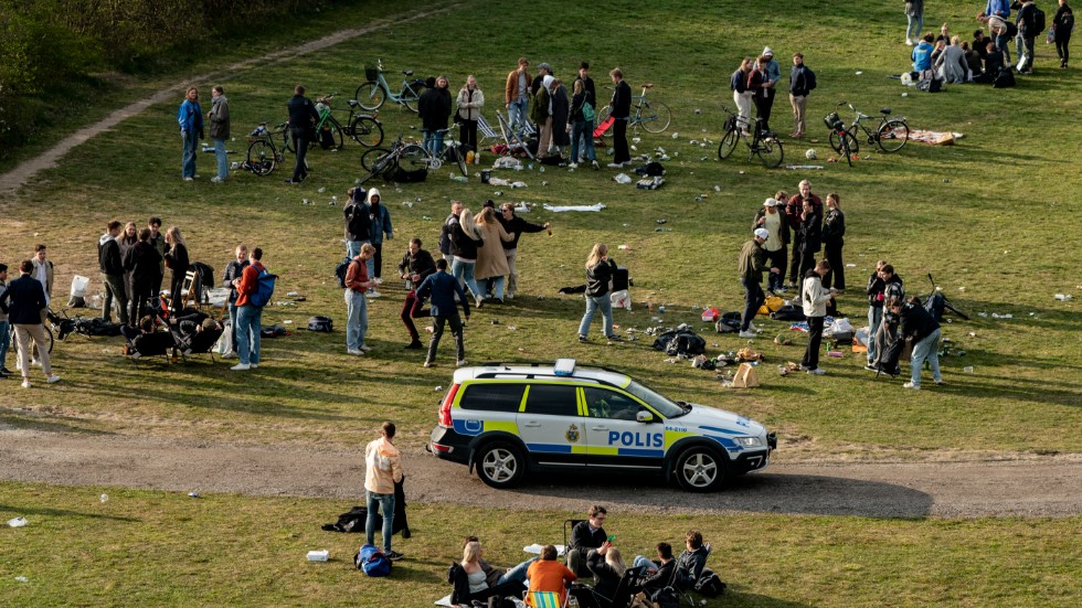 Spridda grupper med valborgsfirare på Sankt Hans backar i Lund den 30:e april. Normalt firas sista april i Lund med bland annat den så kallade spontanpicknicken som lockar runt 30|000 till Stadsparken. Lunds kommun har därför med stöd av den så kallade pandemilagen stängt och stängslat in Stadsparken.