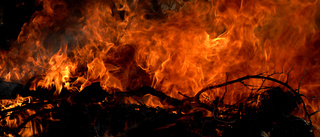 Gräsbrand spred sig - rekordmånga östgötar eldar ute nu