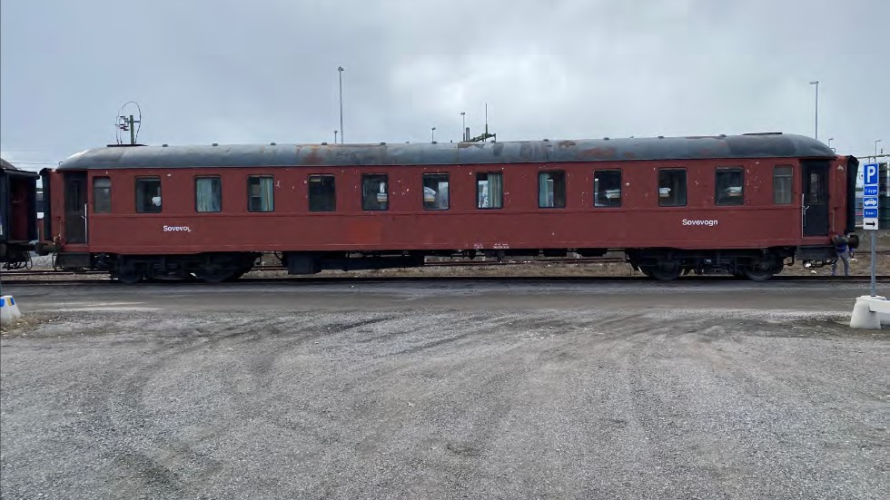 Den här norska tågvagnen vill Fårösunds fästning ställa upp till högsäsongen och erbjuda 11 sovplatser med utsikt över sundet. 