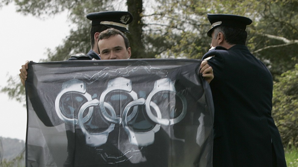 Grekisk polis omhändertar en demonstrant i samband med OS-eldens tändande 2008.