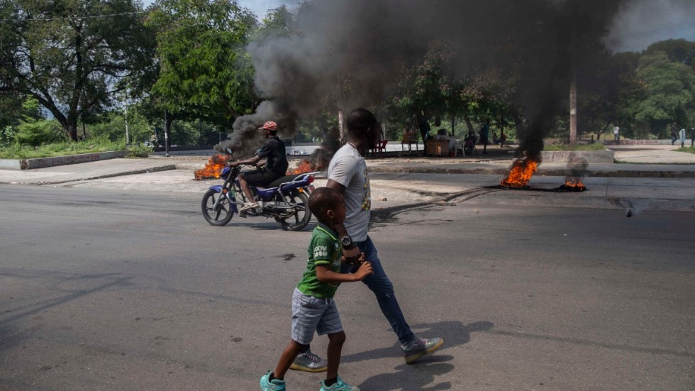 Brinnande däck är inte en ovanlig syn i det oroliga Haitis huvudstad Port-au-Prince.