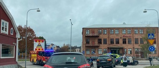 Cyklist påkörd av bilist i centrala Nyköping – förd till sjukhus med ambulans