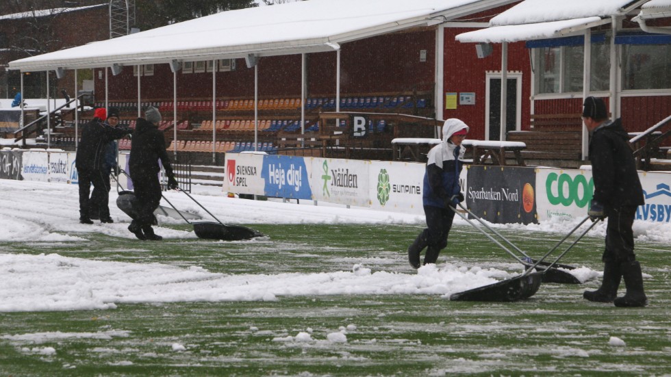 Det skottas snö i mängder på LF Arena i Piteå. 