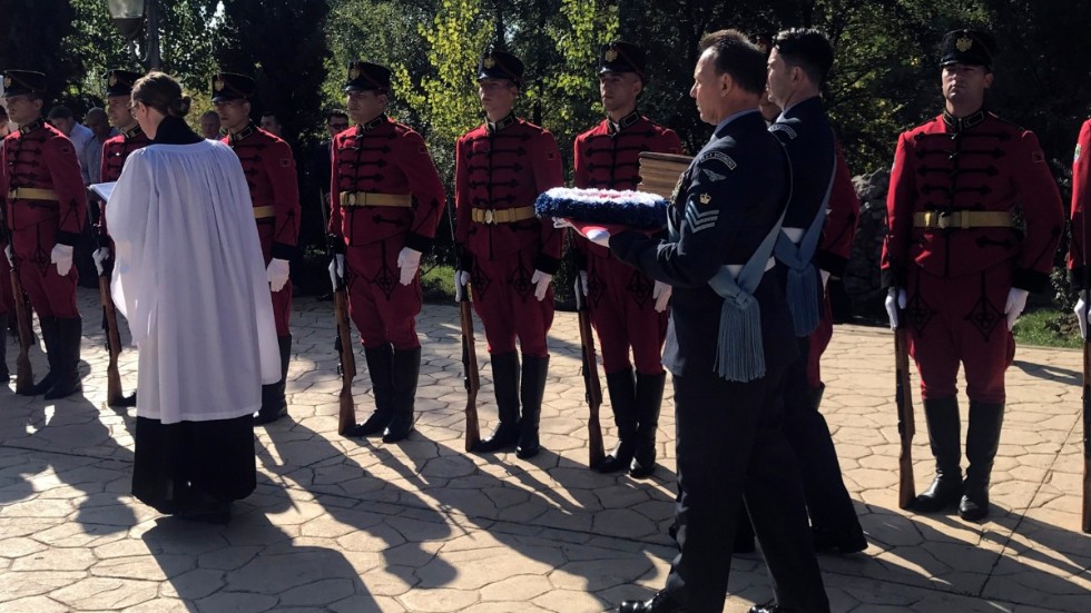 Officerare från det brittiska flygvapnet RAF under begravningsceremonin för Peter Twiddy i Albaniens huvudstad.